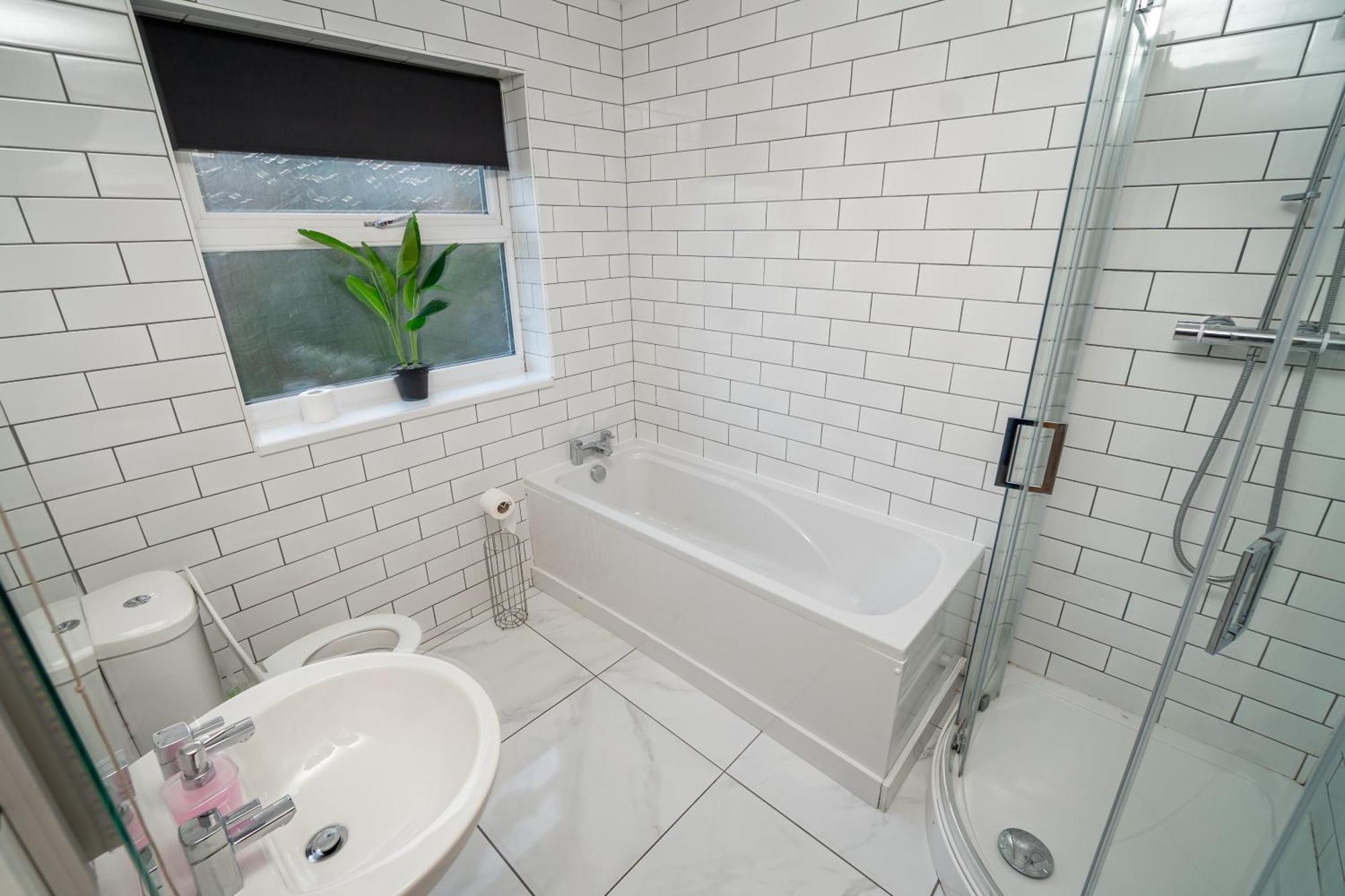 Spacious 3-Bed Near The City Centre สวอนซี ภายนอก รูปภาพ