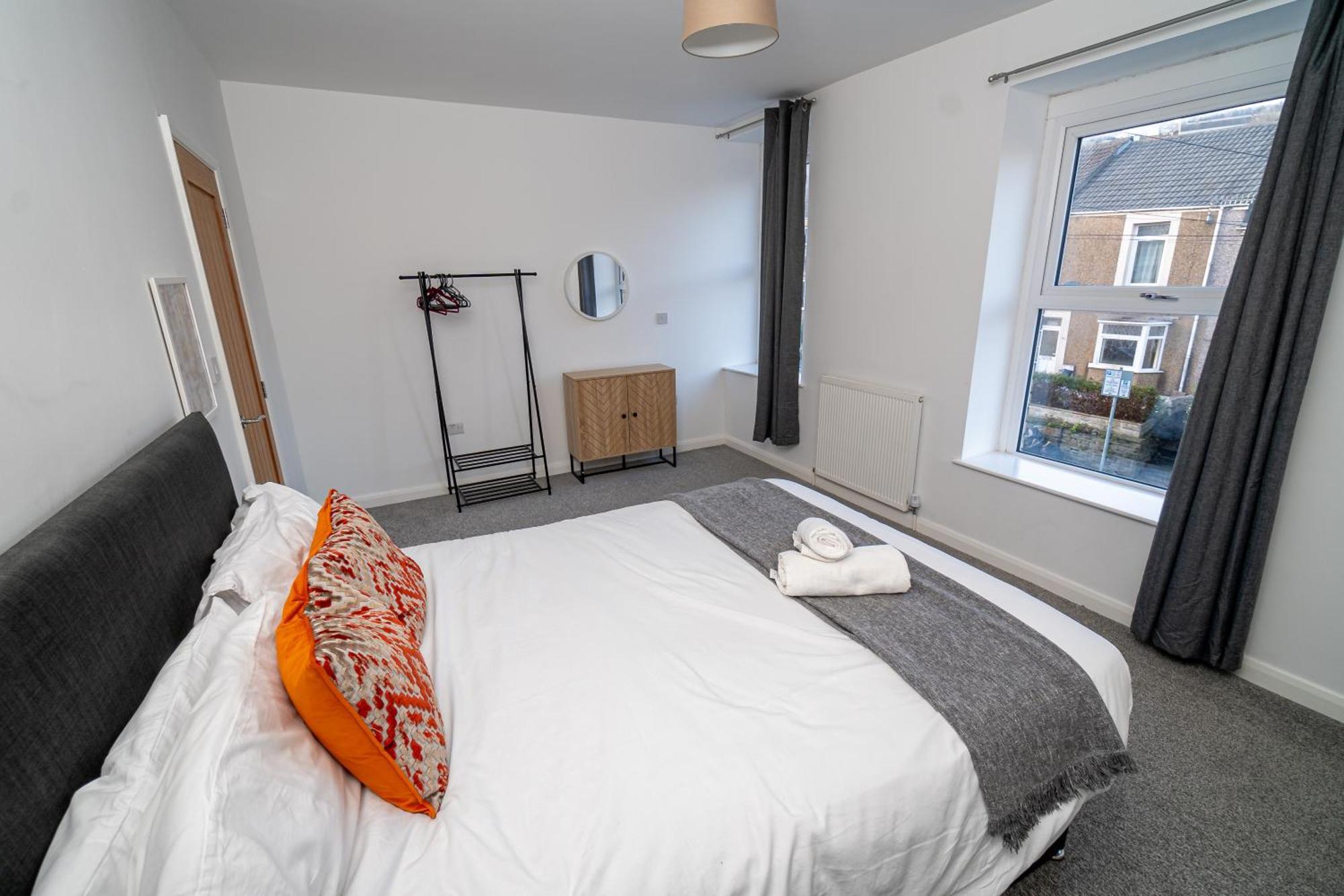 Spacious 3-Bed Near The City Centre สวอนซี ภายนอก รูปภาพ