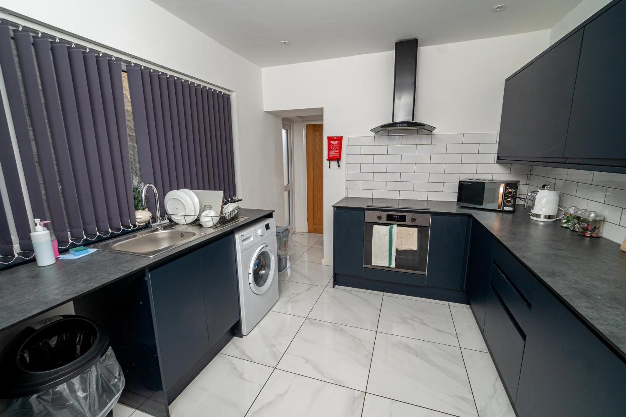 Spacious 3-Bed Near The City Centre สวอนซี ภายนอก รูปภาพ